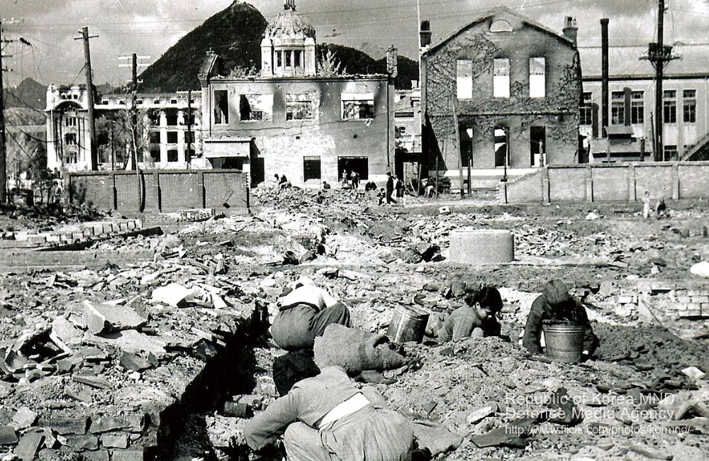Vista aérea de Seul nos anos 1950, mostrando a destruição resultante Guerra da Coreia e a precariedade da infraestrutura urbana.