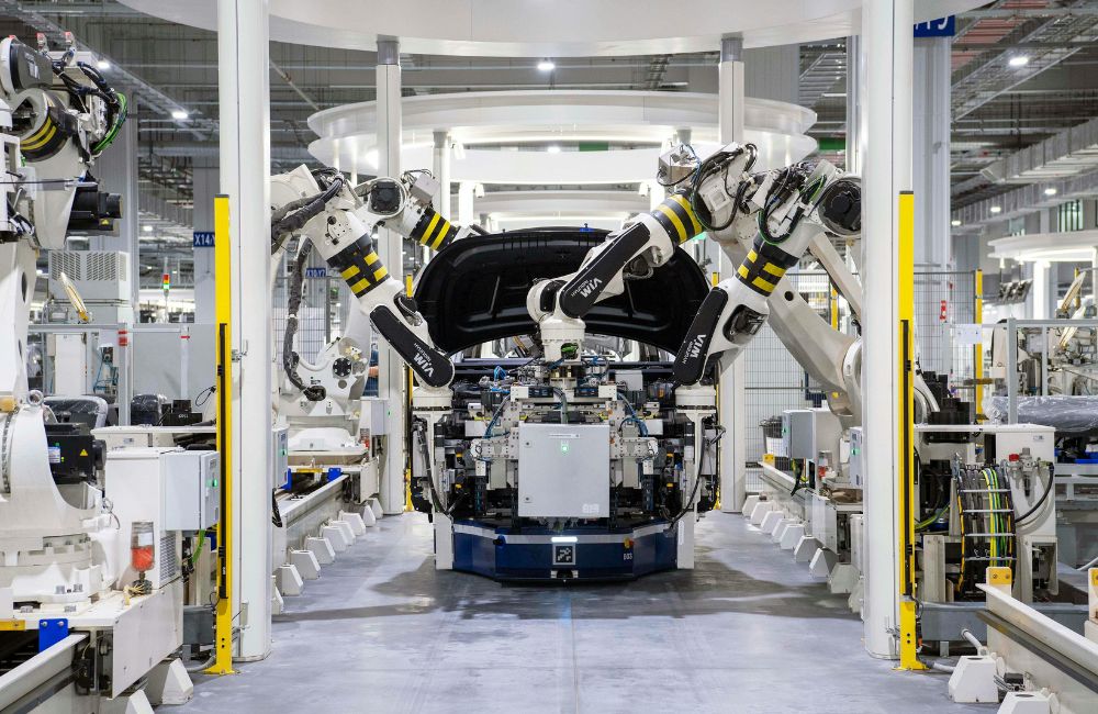 Linha de montagem da Hyundai representando o avanço industrial durante a transformação tecnológica da Coreia do Sul.