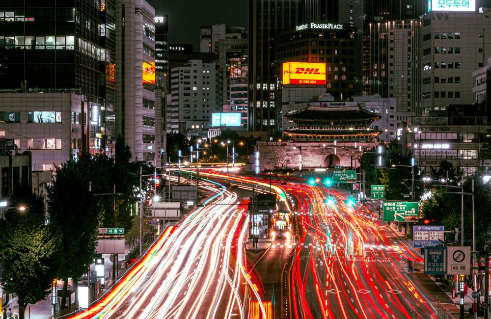 Panorama moderno de Seul à noite, simbolizando a Coreia do Sul como potência tecnológica global.