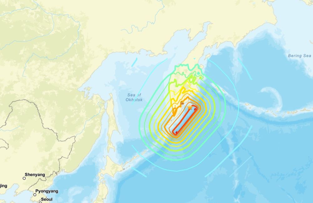 Mapa técnico destacando o epicentro do terremoto de magnitude 8,8 ocorrido em 29 de julho de 2025, localizado a sudeste de Petropavlovsk-Kamchatsky, na Península de Kamchatka. A imagem mostra a intensidade sísmica com escalas de cores e linhas de contorno baseadas na ShakeMap do USGS.