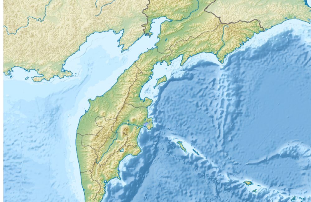 Mapa geográfico da Península de Kamchatka, no extremo leste da Rússia, com destaque para áreas costeiras, cadeias montanhosas vulcânicas. 