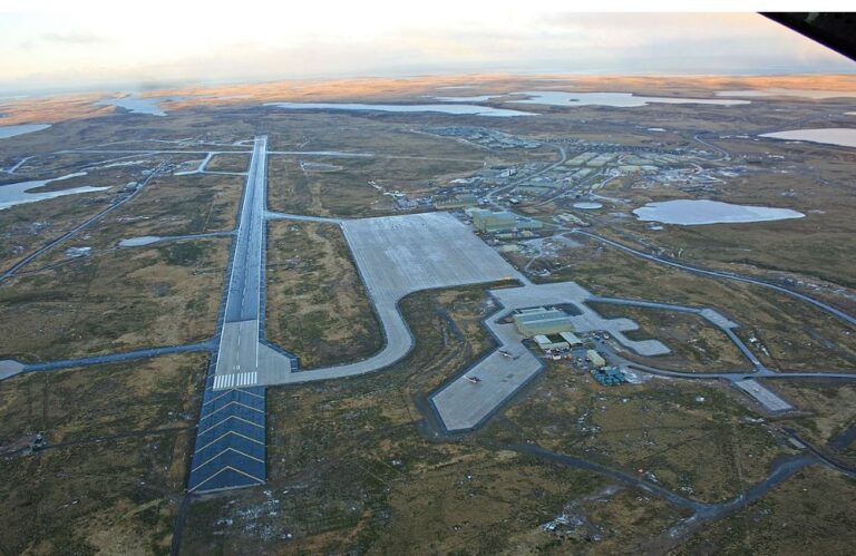 Vista aérea da base militar RAF Mount Pleasant nas Ilhas Malvinas, destacando sua infraestrutura estratégica.