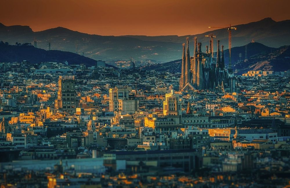 Vista aérea de Barcelona, uma das cidades onde ocorrem manifestações resultantes da crise no turismo da Espanha.