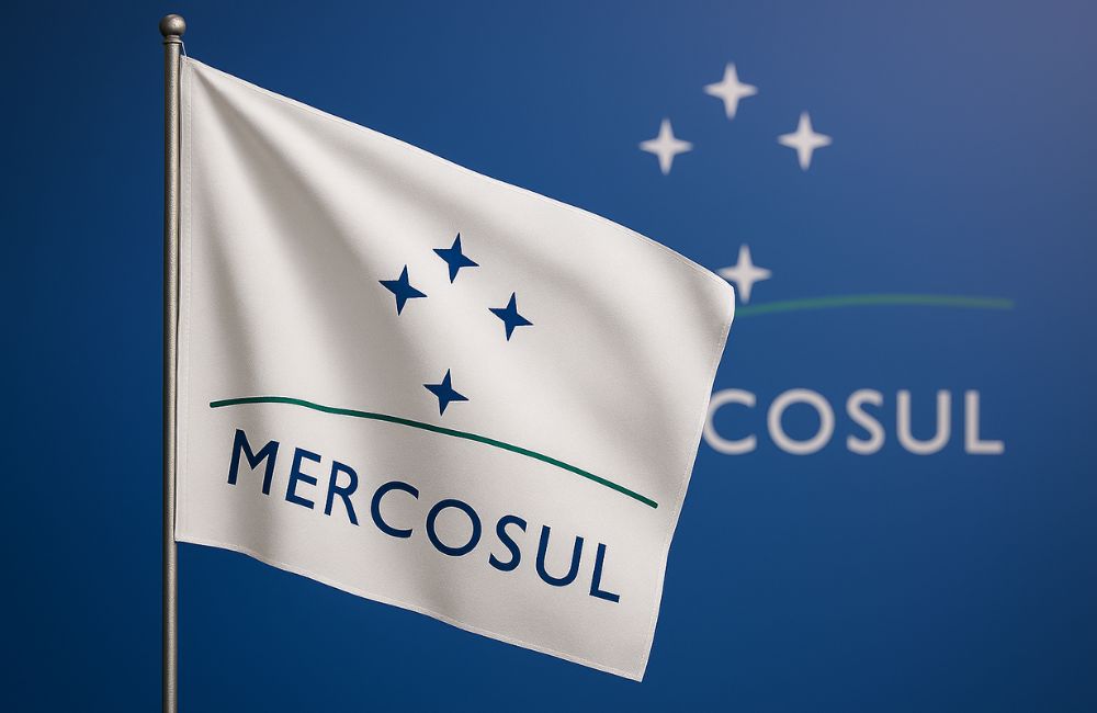 Bandeira do Mercosul - 67ª Cúpula do Mercosul e Reunião do CMC, simbolizando integração econômica e política na América do Sul.